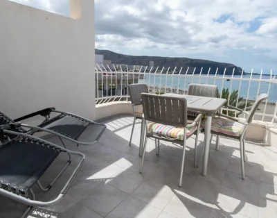 Los cristianos penthouse ocean views harbour pedestrian terrace 1 bedroom modern, sunny terrace central location, supermarkets bars restaurants lift balcony las vistas beach